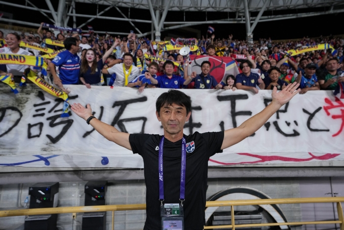 HLV Masatada Ishii chụp ảnh cùng người hâm mộ Thái Lan sau trận thắng Đài Loan 6-1. Ảnh: FAT