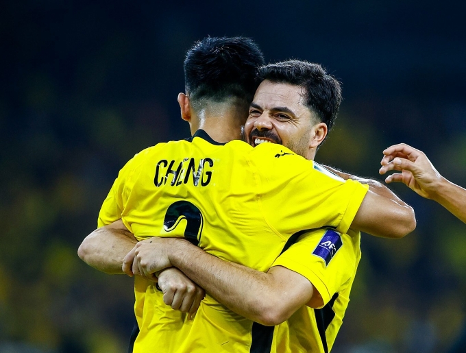 Tiền đạo gốc Brazil Paulo Josue mừng bàn thắng ở phút 82 trong trận Malaysia hạ Lào 5-1 ở lượt bốn bảng F vòng loại cuối Asian Cup 2027, tại sân Bukit Jalail, Malaysia ngày 14/10/2025. Ảnh: FAM