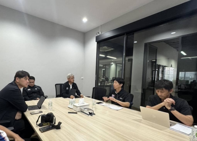 HLV Masatada Ishii (phải) họp cùng Tổng thư ký Ekapol Pholnawi, Thành viên Ban điều hành Piyapong Pue-on, Phó chủ tịch Chanwit Pholchiwin (từ trái sang) tại trụ sở LĐBĐ Thái Lan sáng 21/10/2025. Ảnh: FAT