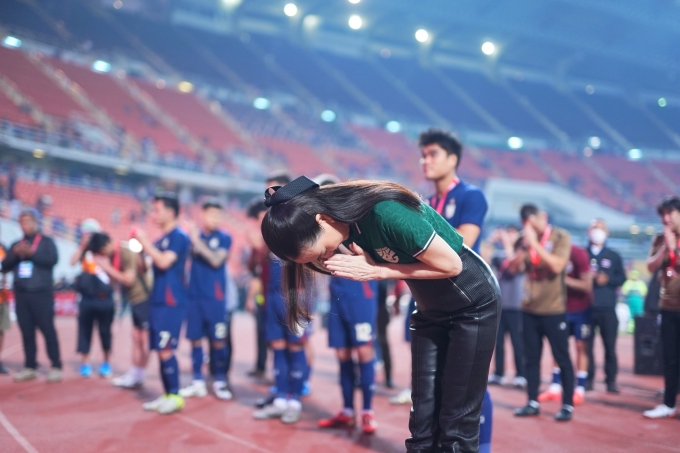 Madam Pang cúi đầu cảm ơn người hâm mộ sau khi Thái Lan thua Việt Nam 2-3 ở lượt về chung kết ASEAN Cup 2024 trên sân Rajamangala, Thái Lan ngày 5/1/2025. Ảnh: FAT