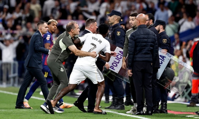 HLV thủ môn Llopis phải ôm chầm lấy Vinicius ngăn tiền đạo này lao về phía Yamal khi rời sân. Ảnh: AS