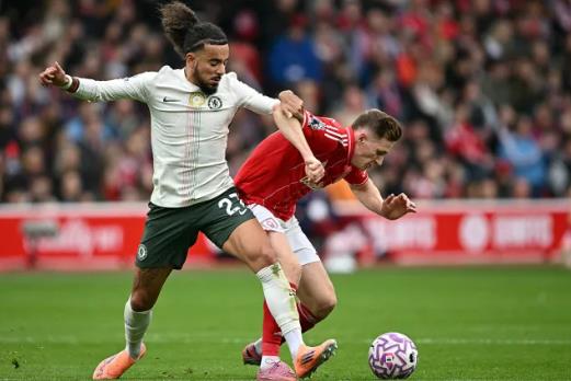 Malo Gusto nhan 2 the vang truoc Nottingham Forest.