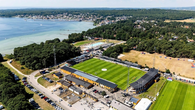 Sân nhà Strandvallen của Mjallby nằm cách bờ biển Baltic vài trăm mét. Ảnh: Alamy