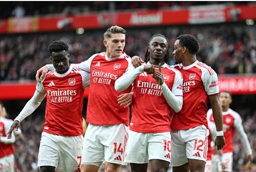 Arsenal đang dẫn đầu ở Ngoại hạng Anh mùa này. Arsenal dang dan dau o Ngoai hang Anh mua nay.