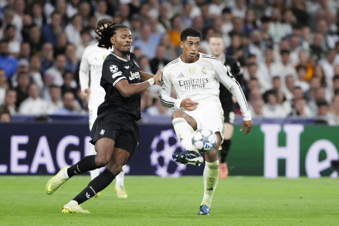 Jude Bellingham phá một đường chuyền của Khephren Thuram trong trận Real - Juventus ở lượt ba vòng bảng Champions League trên sân Bernabeu ngày 23/10/2025. Ảnh: AFP
