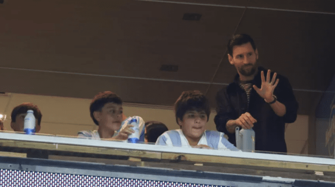 Lionel Messi (phải) trên khán đài, trong trận Argentina thắng Venezuela 1-0 trên sân Hard Rock, Florida, phía bắc Miami, Mỹ ngày 10/10/2025. Ảnh: TyC Sports