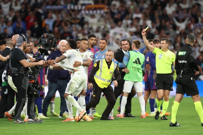 Trọng tài Soto Grado liên tục rút thẻ để hạ hỏa những cái đầu nóng trong màn lộn xộn sau trận. Ảnh: AS