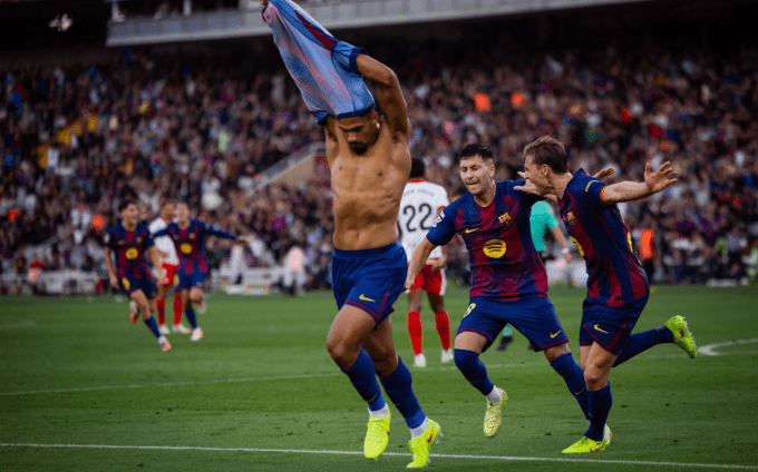 Ronald Araujo cởi áo mừng bàn ấn định tỷ số trong trận Barca thắng Girona 2-1 ở vòng 9 La Liga trên sân Montjuic, Barcelona, Tây Ban Nha ngày 18/10/2025. Ảnh: FC Barcelona