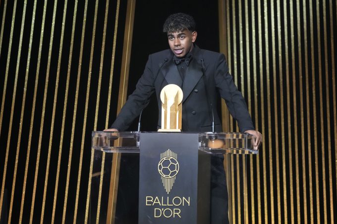 Tiền đạo Barca Lamine Yamal phát biểu sau khi nhận Kopa Trophy - giải thưởng cho Cầu thủ trẻ hay nhất - tại Gala Quả Bóng Vàng 2024 ở Theatre du Chatelet, Paris ngày 28/10. Ảnh: AP