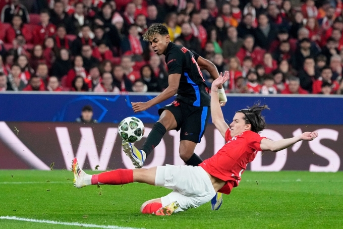 Carreras ngăn một pha đi bóng của Yamal trong trận Benfica - Barca ở Champions League mùa trước. Ảnh: AP