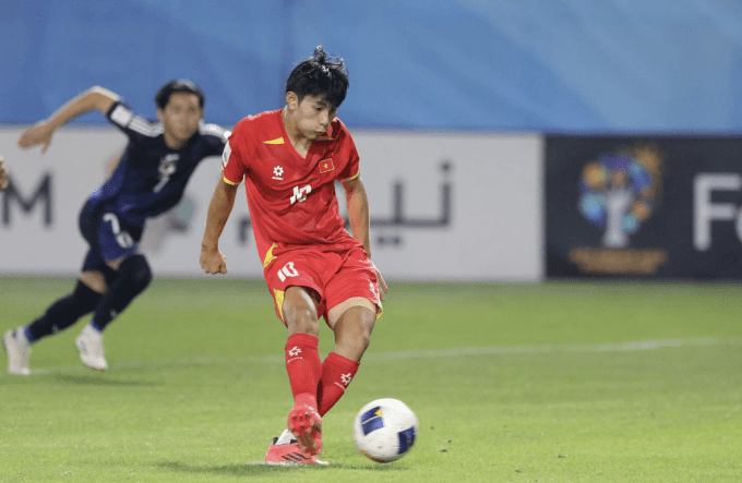 Trần Gia Bảo ghi bàn trên chấm phạt đền giúp Việt Nam hòa Nhật Bản 1-1 ở lượt hai bảng B U17 châu Á 2025, tại sân Okadh, Arab Saudi, tối 7/4/2025. Ảnh: Đoàn Huynh