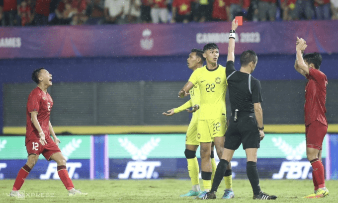 Muhamad Safwan (số 22) nhận thẻ đỏ trực tiếp trong trận Malaysia thua Việt Nam 1-2 ở vòng bảng bóng đá nam SEA Games 32 trên sân Visakha, Campuchia ngày 8/5/2023. Ảnh: Lâm Thỏa