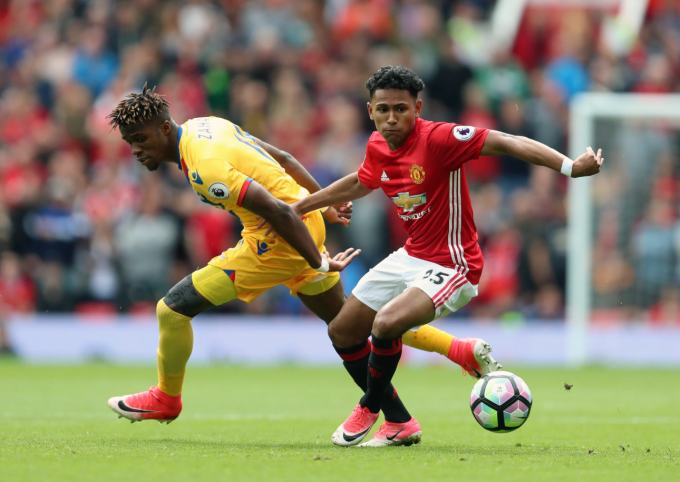 Demetri Mitchell (phải) khi còn khoác áo Man Utd. Ảnh: AMA