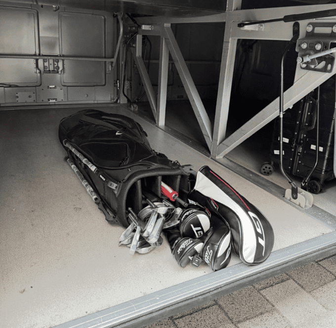 Bức ảnh chụp bộ gậy golf của HLV Shin bị lan truyền với thông tin rằng ông đi chơi trong lúc đội đi thi đấu trên sân khách.