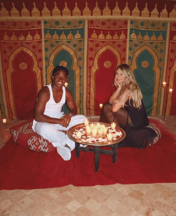 Endrick cùng vợ Gabriely Miranda trong chuyến đi nghỉ ở sa mạc Morocco.