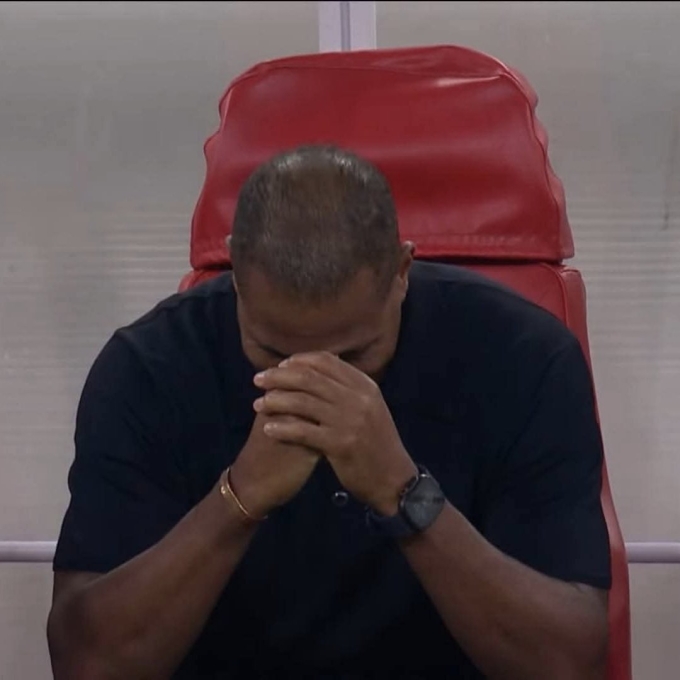 HLV Patrick Kluivert cúi đầu thất vọng trong trận Indonesia thua Iraq 0-1. Ảnh: Chụp màn hình