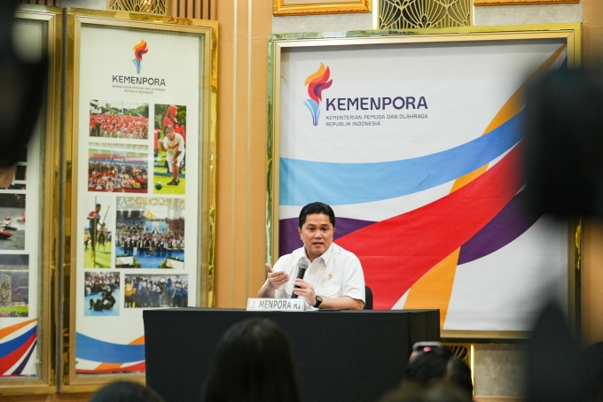 Chủ tịch LĐBĐ Indonesia Erick Thohir trả lời ở họp báo tại sân Gelora Bung Karno, Indonesia ngày 24/10/2025. Ảnh: PSSI