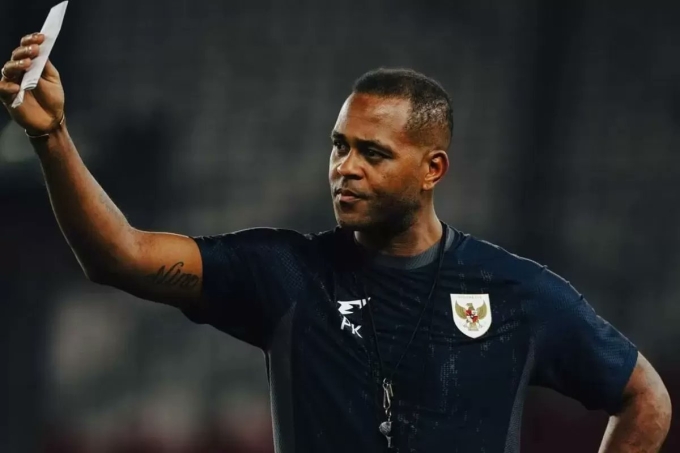 HLV Patrick Kluivert dẫn dắt Indonesia tại vòng loại bốn World Cup 2026 - khu vực châu Á, tại Arab Saudi đầu tháng 10. Ảnh: Liputan6
