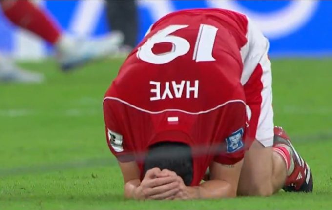 Tiền vệ Indonesia Thom Haye gục xuống sân khóc, sau trận thua Iraq 0-1 ở lượt hai bảng B World Cup 2026 - khu vực châu Á, trên sân King Abdullah, Arab Saudi ngày 12/10/2025. Ảnh: Chụp mành hình