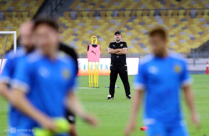 HLV Peter Cklamovski của đội tuyển Malaysia trong buổi tập thử sân Bukit Jalil tối 9/6/2025, một ngày trước trận gặp Việt Nam tại lượt hai bảng F vòng loại cuối Asian Cup 2027. Ảnh: Hai Tư