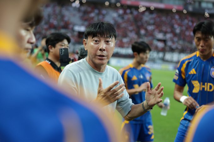 HLV Shin Tae-yong chỉ đạo trong trận Ulsan Hyundai thua FC Seoul 2-3 ở K-League 1 2025 trên sân Seoul World Cup, Hàn Quốc vào ngày 24/8/2025. Ảnh: Sports Chosun