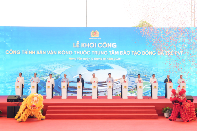 Tổng bí thư Tô Lâm (thứ sáu từ trái sang) cùng lãnh đạo Đảng, Nhà nước; Lãnh đạo Bộ Công an, Bộ Quốc phòng, Lãnh đạo tỉnh Hưng Yên và đại diện tổng thầu xây dựng bấm nút khởi công xây dựng sân vận động PVF sáng 19/10/2025. Ảnh: PVF