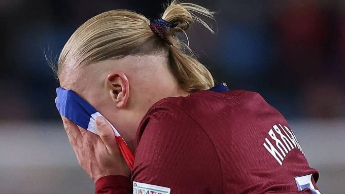 Haaland thất vọng sau khi sút hỏng phạt đền trong trận Na Uy 5-0 Israel ở vòng loại World Cup tối 11/10. Ảnh: AFP