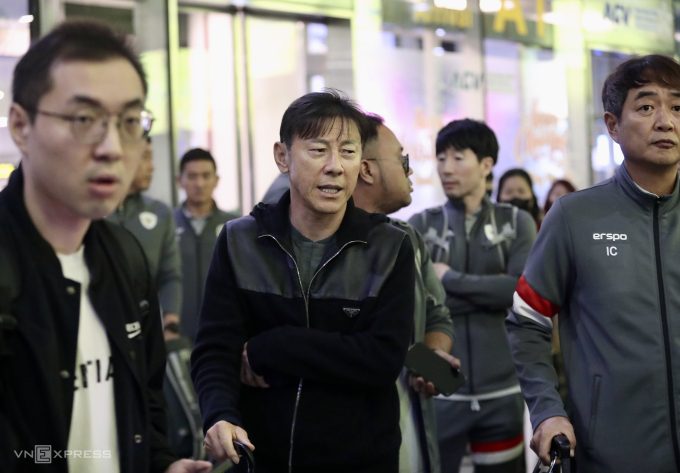 HLV Shin Tae-yong cùng đội tuyển Indonesia có mặt tại sân Nội Bài ngày 13/12/2024, hai ngày trước trận gặp Việt Nam tại vòng bảng ASEAN Cup 2024. Ảnh: Hiếu Lương