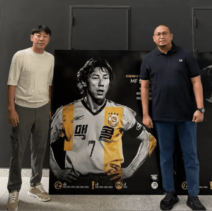 Đại biểu Hạ viện Indonesia Andre Rosiade (phải) và HLV Shin Tae-yong (trái) tại một sự kiện ở Indonesia vào tháng 6/2025. Ảnh: Instagram/Andre Rosiade