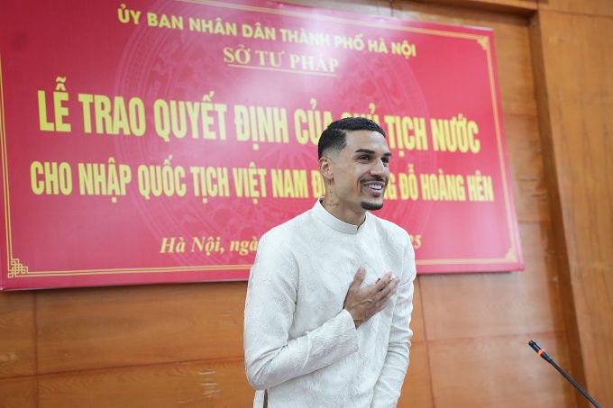 Cầu thủ gốc Brazil Đỗ Hoàng Hên tại Lễ trao quyết định của Chủ tịch nước cho nhập quốc tịch Việt Nam, ở trụ sở Sở Tư pháp Hà Nội ngày 17/10/2025. Ảnh: Tam Anh