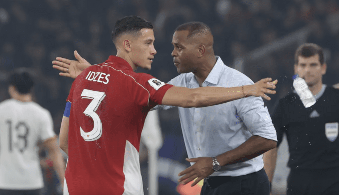 HLV Patrick Kluivert (phải) chỉ đạo trong trận Indonesia thắng Trung Quốc 1-0 ở lượt chín bảng C vòng loại ba World Cup 2026 - khu vực châu Á, trên sân Gelora Bung Karno, Indonesia ngày 5/6/2025. Ảnh: Bola