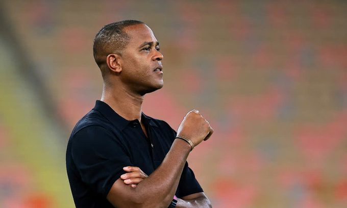 HLV Patrick Kluivert trong trận cuối cùng dẫn dắt Indonesia, gặp Iraq ở lượt hai bảng B, vòng loại thứ tư khu vực châu Á, World Cup 2026 trên sân King Abdullah Sport City, thành phố Jeddah, Arab Saudi tối 11/10/2025. Ảnh: Reuters