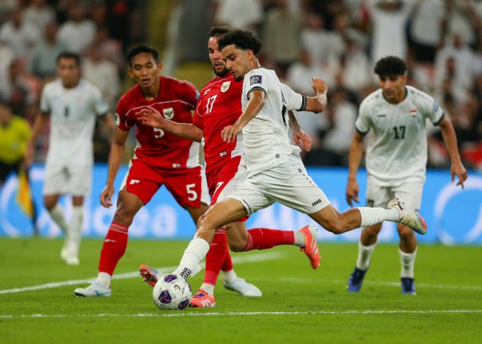 Tiền vệ Iraq Zidane Iqbal (áo trắng giữa) ghi bàn ở phút 76 trong trận thắng Indonesia 1-0 ở lượt hai bảng B vòng loại bốn World Cup 2026 - khu vực châu Á, trên sân King Abdullah, Arab Saudi ngày 12/10/2025. Ảnh: IFA