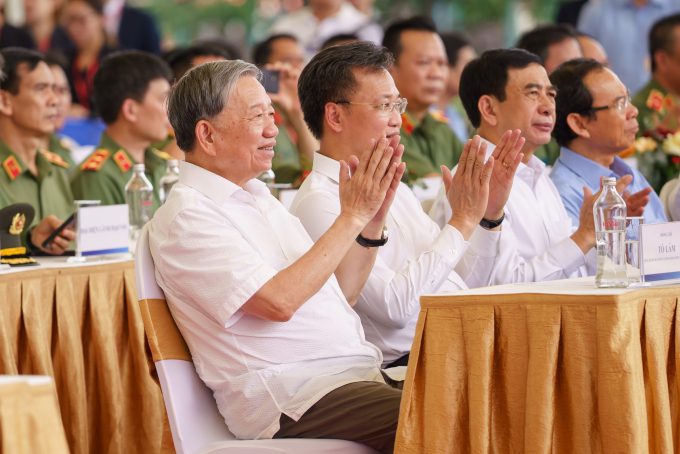 Tổng bí thư Tô Lâm (trái) tại Lễ khởi công xây dựng sân vận động PVF tại Hưng Yên sáng 19/10/2025. Ảnh: PVF