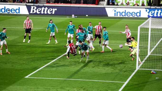 Ouattara (số 19, đỏ) mở tỷ số cho Brentford, trên sân Gtech Community, London, Anh hôm 25/10. Ảnh: Reuters