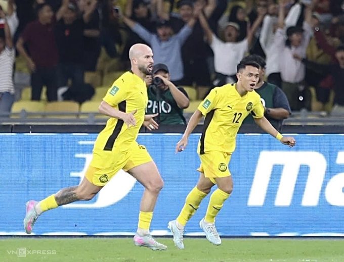 Tiền đạo gốc Brazil Joao Figueireido (trái) mừng bàn mở tỷ số trong trận Malaysia thắng Việt Nam 4-0 ở lượt hai bảng F vòng loại cuối Asian Cup 2027, trên sân Bukit Jalil, Malaysia ngày 10/6/2025. Ảnh: Hai Tư