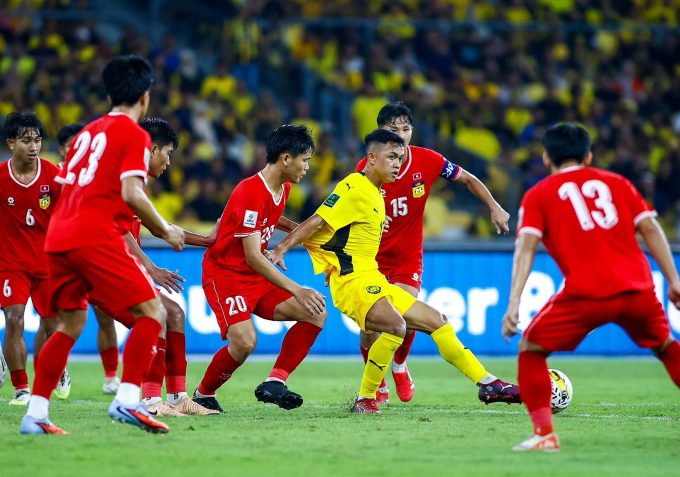 Tiền vệ Arif Aiman (áo vàng) kiểm soát bóng trong trận thắng Lào 5-1 ở lượt bốn bảng F vòng loại cuối Asia Cup 2027, tại sân Bukit Jalil, Malaysia, ngày 14/10/2025. Ảnh: FAM