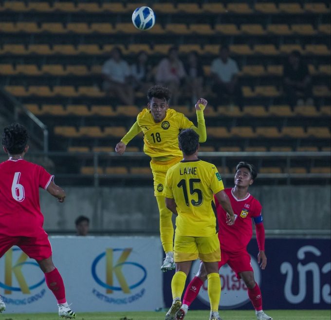 Malaysia (áo vàng) thắng Lào 3-0 ở lượt ba bảng F vòng loại cuối Asian Cup 2027, trên sân Quốc gia Lào mới ngày 9/10/2025. Ảnh: MalaysiaNT