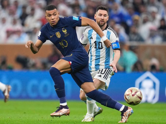 Mbappe đi bóng qua Messi trong trận chung kết World Cup 2022 giữa Pháp với Argentina ở Qatar. Ảnh: AP