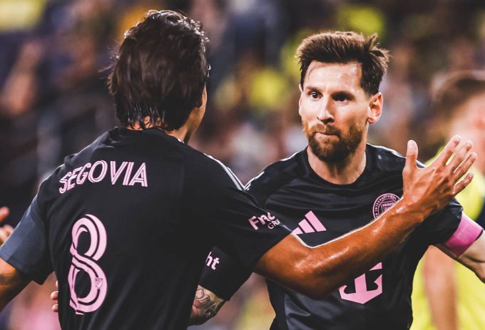 Lionel Messi (phải) mừng bàn trong trận SC Nashville 2-5 Inter Miami ở vòng cuối MLS tối 18/10. Ảnh: Inter Miami
