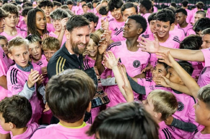 Lionel Messi giao lưu với các cầu thủ trẻ Inter Miami trong ngày nhận danh hiệu cầu thủ hay nhất MLS 2024. Ảnh: Inter Miami
