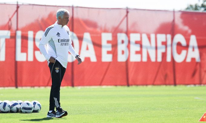 HLV Jose Mourinho trong buổi tập của Benfica ngày 22/9. Ảnh: Benfica