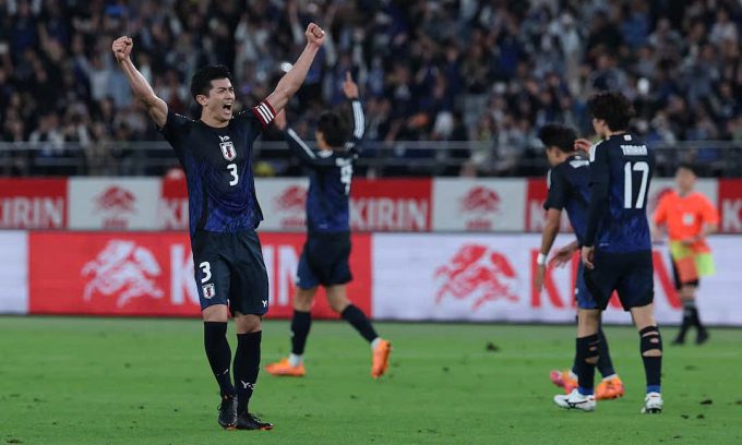 Các cầu thủ Nhật Bản mừng chiến thắng 3-2 trước Brazil trong trận giao hữu trên sân Tokyo, tối 14/10/2025. Ảnh: Reuters