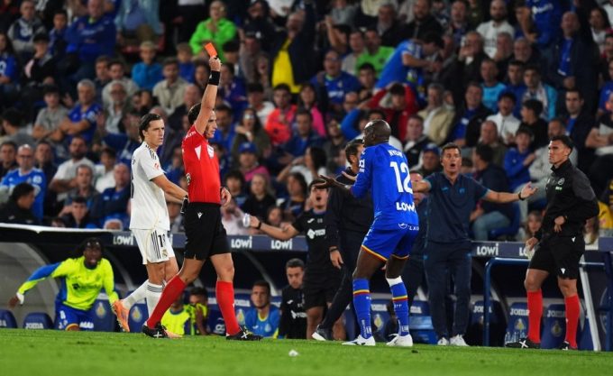 Nyom (xanh) nhận thẻ đỏ trên sân Coliseum, Madrid, Tây Ban Nha hôm 19/10. Ảnh: Reuters