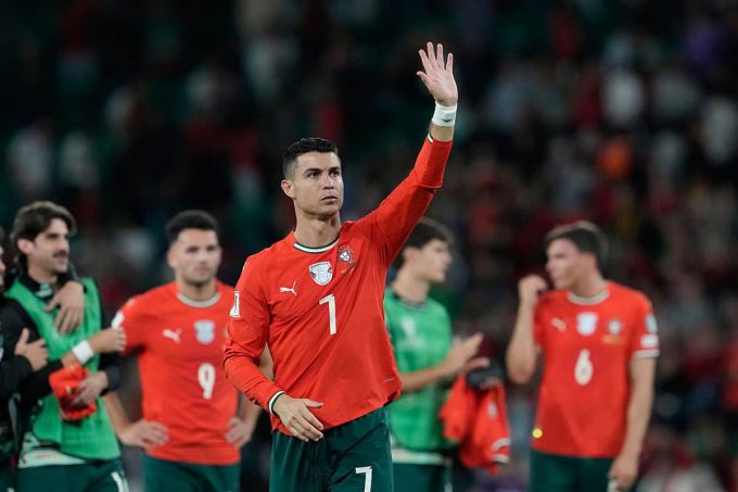 Ronaldo chào CĐV sau trận Bồ Đào Nha 2-2 Hungary ở vòng loại World Cup hôm 14/10. Ảnh: AP