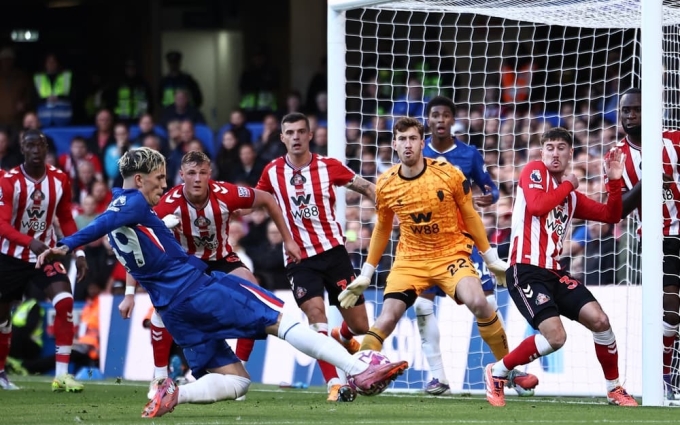 Garnacho (xanh) mở tỷ số cho Chelsea trên sân Stamford Bridge, London, Anh hôm 25/10. Ảnh: Reuters