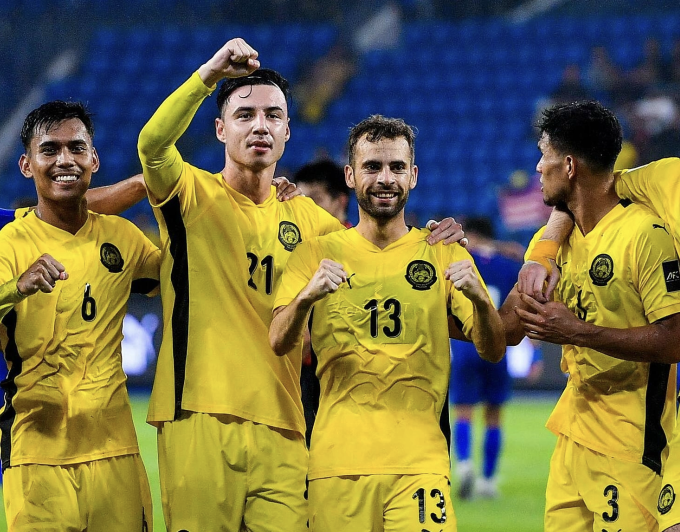 Hector Hevel (số 13) mừng bàn mở tỷ số cho Malaysia trong trận thắng Nepal 2-0 ở lượt ra quân bảng F vòng loại cuối Asian Cup 2027, tại sân Sultan Ibrahim, Malaysia tối 25/3/2025. Ảnh: FAM
