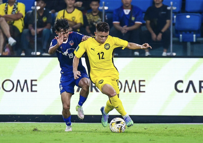 Tiền vệ Malaysia Arif Aiman (số 12) đi bóng trong trận thắng Nepal 2-0. Ảnh: FAM