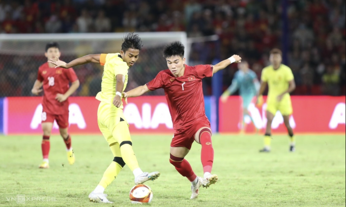 Việt Nam (áo đỏ) thắng Malaysia (áo vàng) 2-1 ở vòng bảng bóng đá Nam SEA Games 32 tại sân Visakha, Campuchia ngày 8/5/2023. Ảnh: Lâm Thỏa