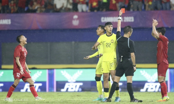 Muhamad Safwan (số 22) nhận thẻ đỏ trực tiếp trong trận Malaysia thua Việt Nam 1-2 ở vòng bảng bóng đá nam SEA Games 32 trên sân Visakha, Campuchia ngày 8/5/2023. Ảnh: Lâm Thỏa